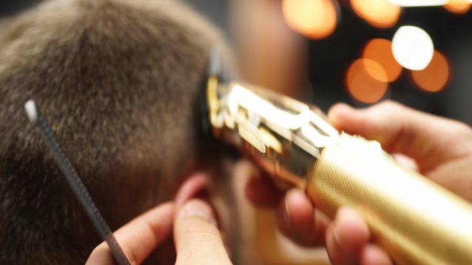 理发师在理发店用剪子剪男人的头发。