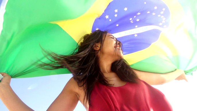 慢镜头下巴西国旗下的快乐女人
