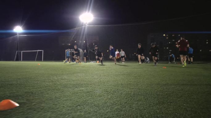 足球队训练踢足球场运动防守体育锻炼比赛团