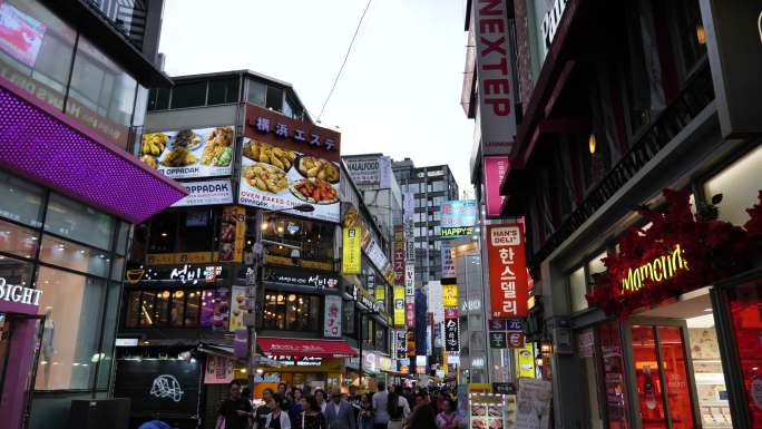 韩国首尔明洞夜市的购物街。