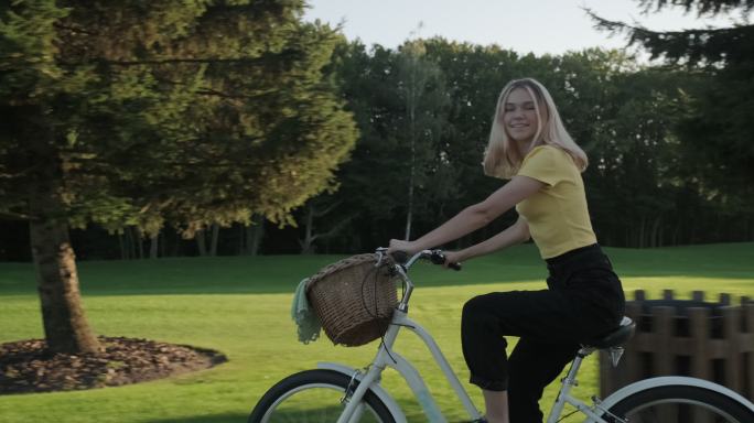 少女在公园骑自行车