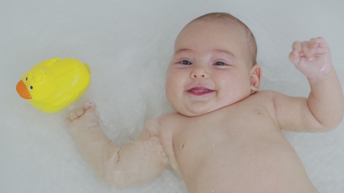 洗澡的婴儿婴幼儿高清视频素材沐浴