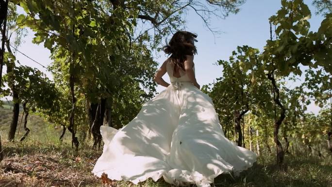 新娘奔跑白色婚纱婚纱照