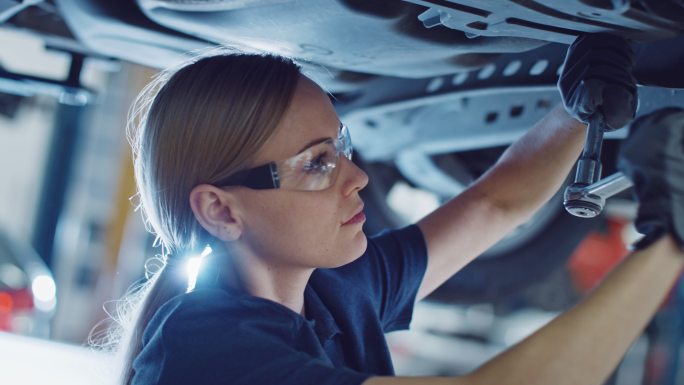专业女性汽车修理工