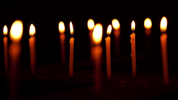 寺庙里燃烧的蜡烛祭奠英雄纪念先烈感恩空镜