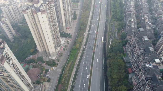 低空航拍城市公路跟车