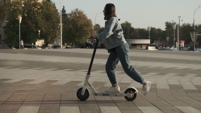 城市里使用电动踏板车的女人