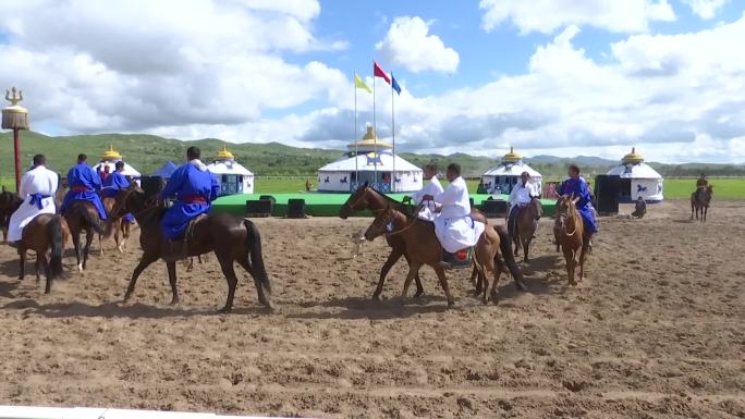 草原蒙古旅游区蒙古族盛装骑马绕火盆转一圈