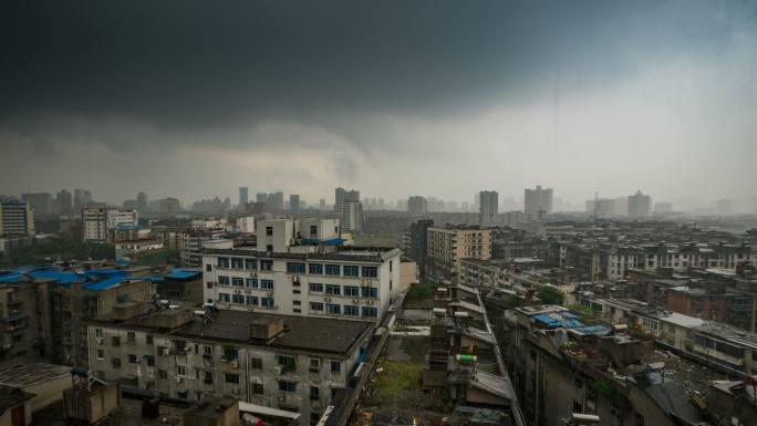 老城区的暴雨来临