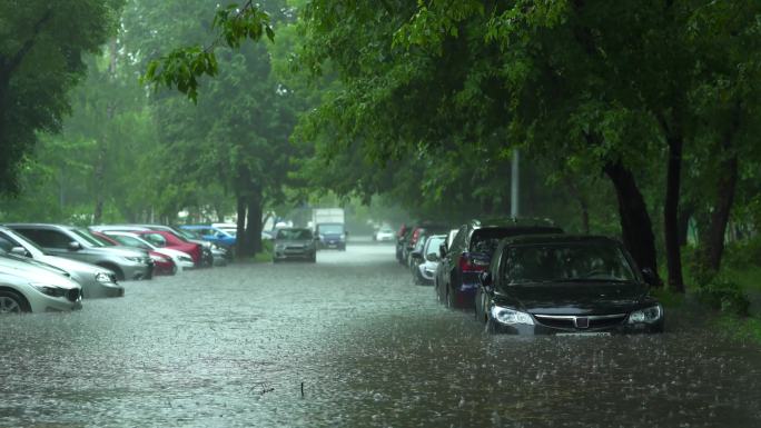 大雨淹没了城市街道上的汽车