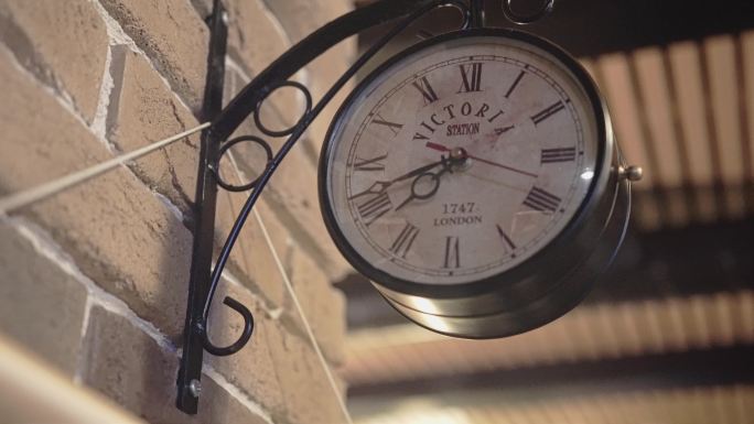 酒吧的墙上挂着一个漂亮的复古时钟