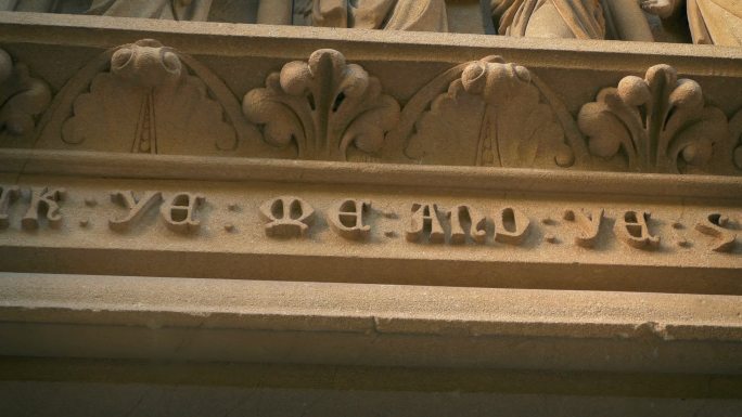 教堂门上的石刻文字