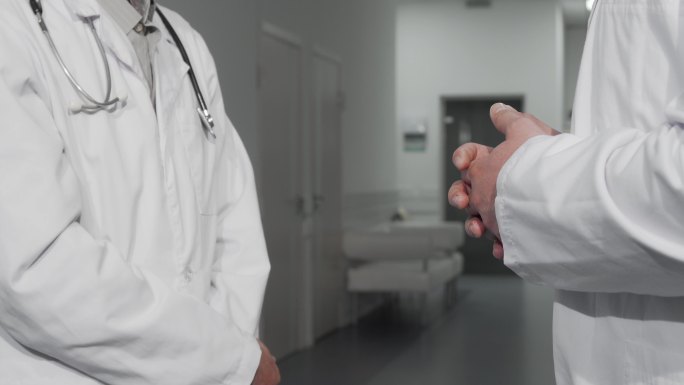 医生在医院握手讨论病情交谈病人研究科研
