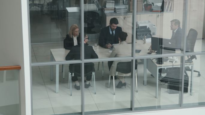 一群商人坐在会议室的桌子旁
