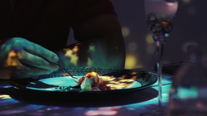 实拍全息投影餐桌用餐