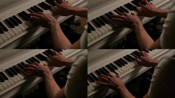 一个男人在弹钢琴。