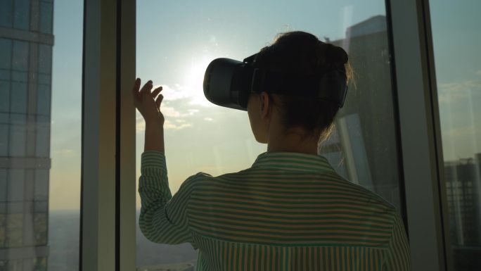 体验VR的女人