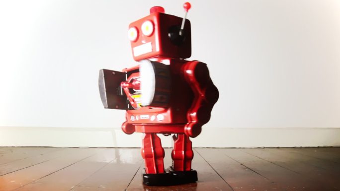 木制地板上的复古红色机器人