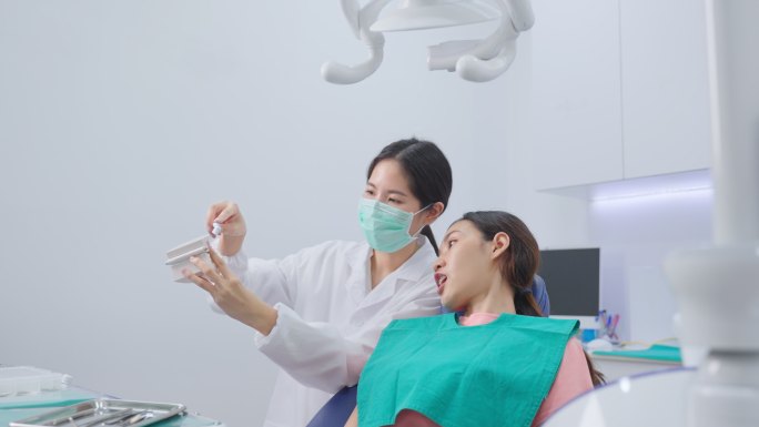 女牙医讲解口腔护理