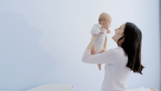 妈妈把新生儿抱在怀里