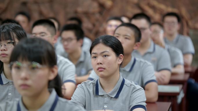 学生门认真上课镜头