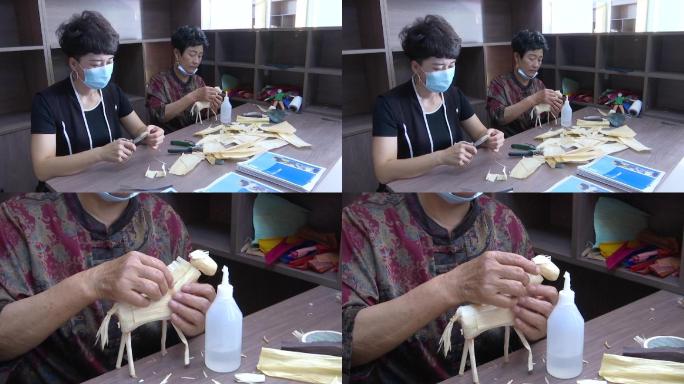 手工艺人用玉米皮作画工艺品