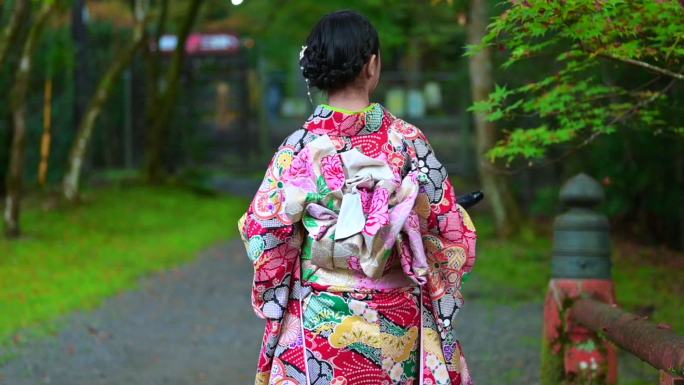 穿着传统或原创日式服装的老时尚女性