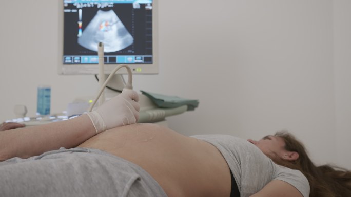 医生为孕妇使用超声波设备