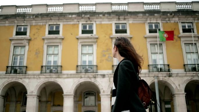 户外行走的女子大学生出国留学女性旅游