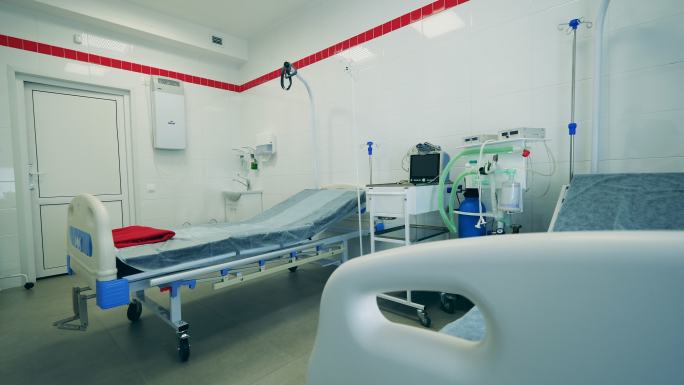 诊所里有呼吸机的现代化病房