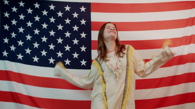 女子在美国国旗背景下跳舞