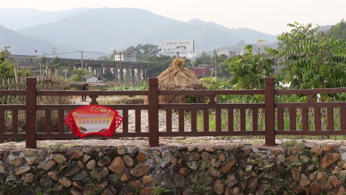 乡村建设小路湖边