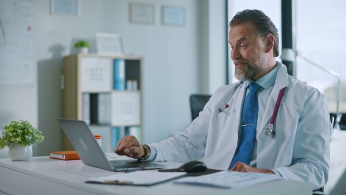家庭医生在电脑上与患者进行视频通话