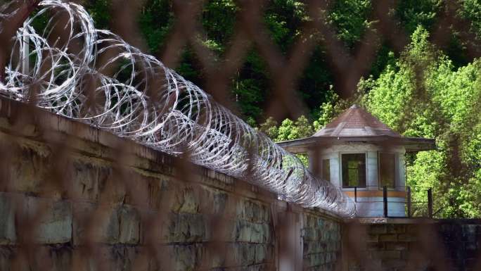 墙壁上的铁丝网监狱高墙被捕入狱