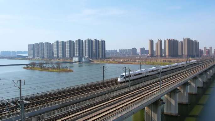 4K西安高铁在浐灞跨河大桥上快速行驶