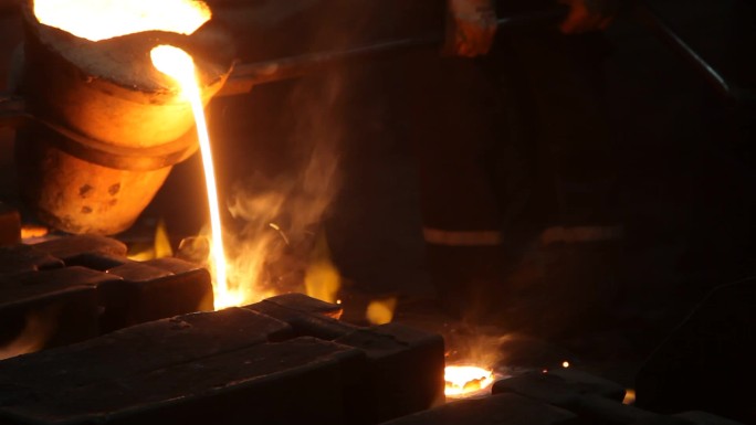金属工业：熔化的钢。