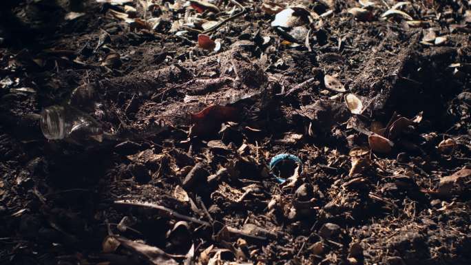 土壤中的塑料延时摄影