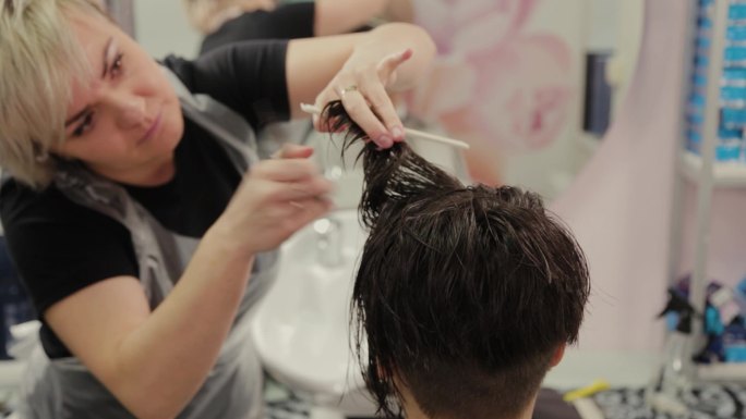 专业美发师为客户湿发做发型的女性