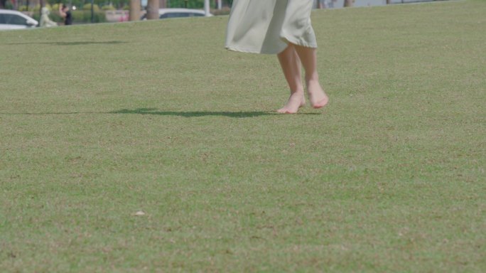 草地上奔跑