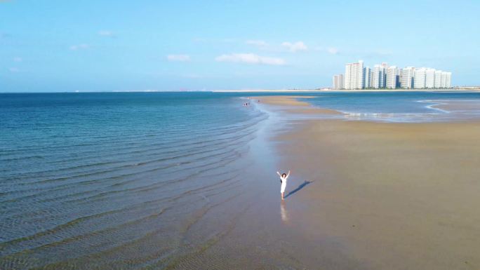 4K航拍美女海边沙滩行走漫步