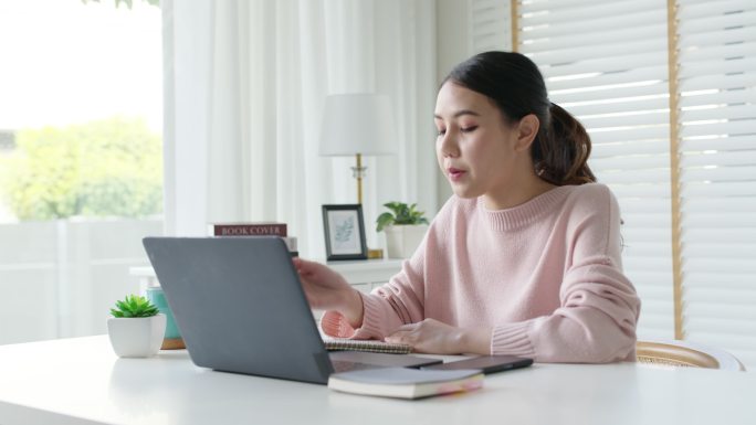 远程办公的女子上网课居家上班小学老师