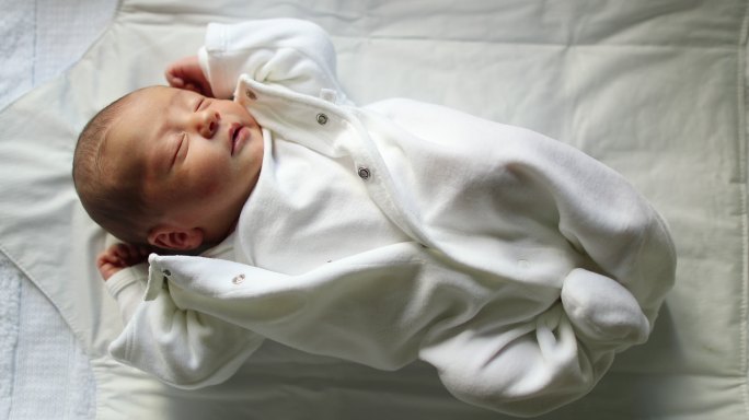 新生儿婴儿出生第一天醒来时伸展身体