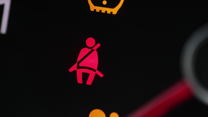 仪表板上的汽车安全带指示灯