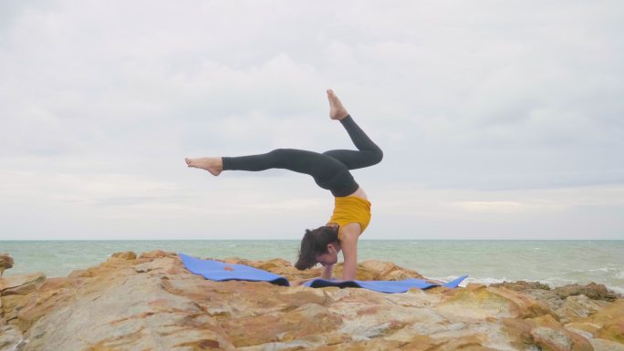 在海边练习瑜伽外国美女文艺海边