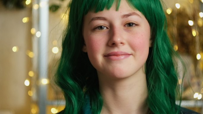 绿色头发的少女的特写肖像。