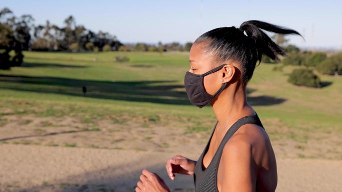 女人在公园里锻炼健康生活富氧健身氧吧清新