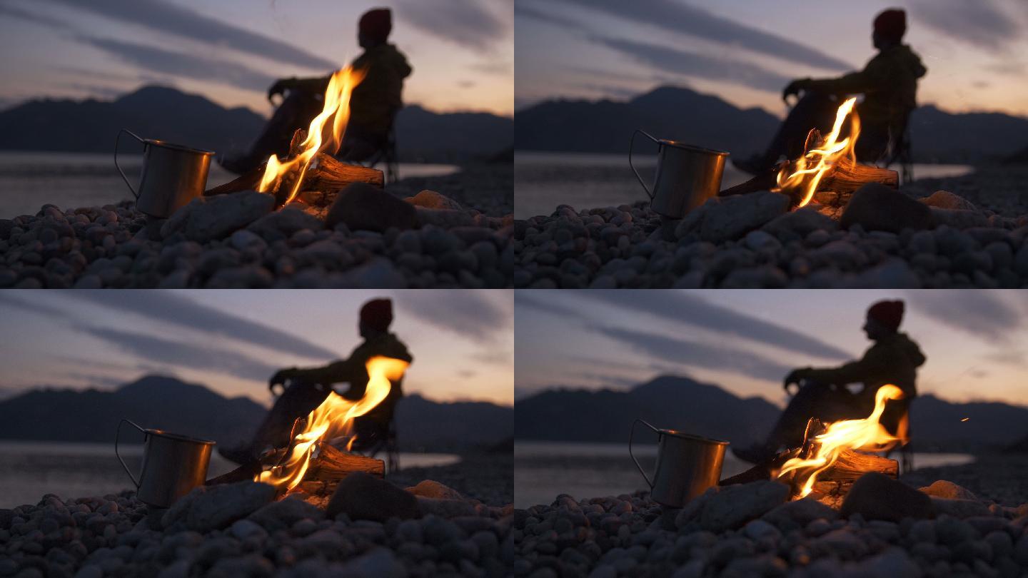火堆火焰特写旅行剪影坐在湖边看日落