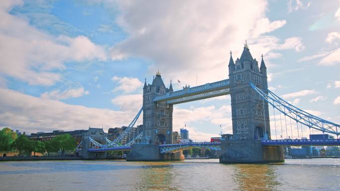 伦敦市中心的塔桥城市建筑快速发展航拍延时