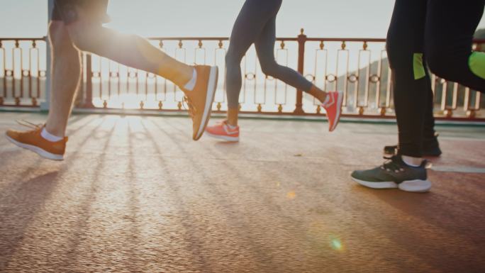 户外跑步的人晨跑运动健康生活公园锻炼