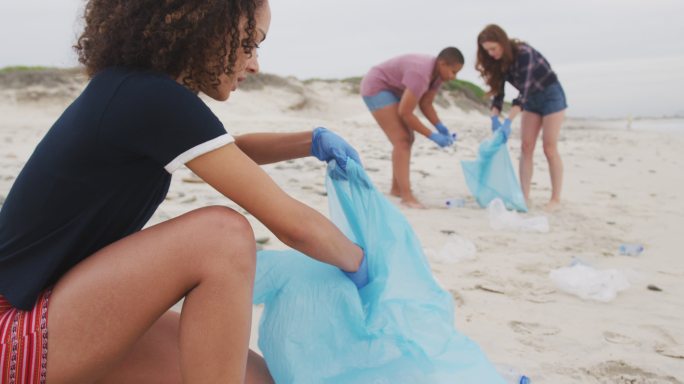 一群朋友在海滩上收集垃圾